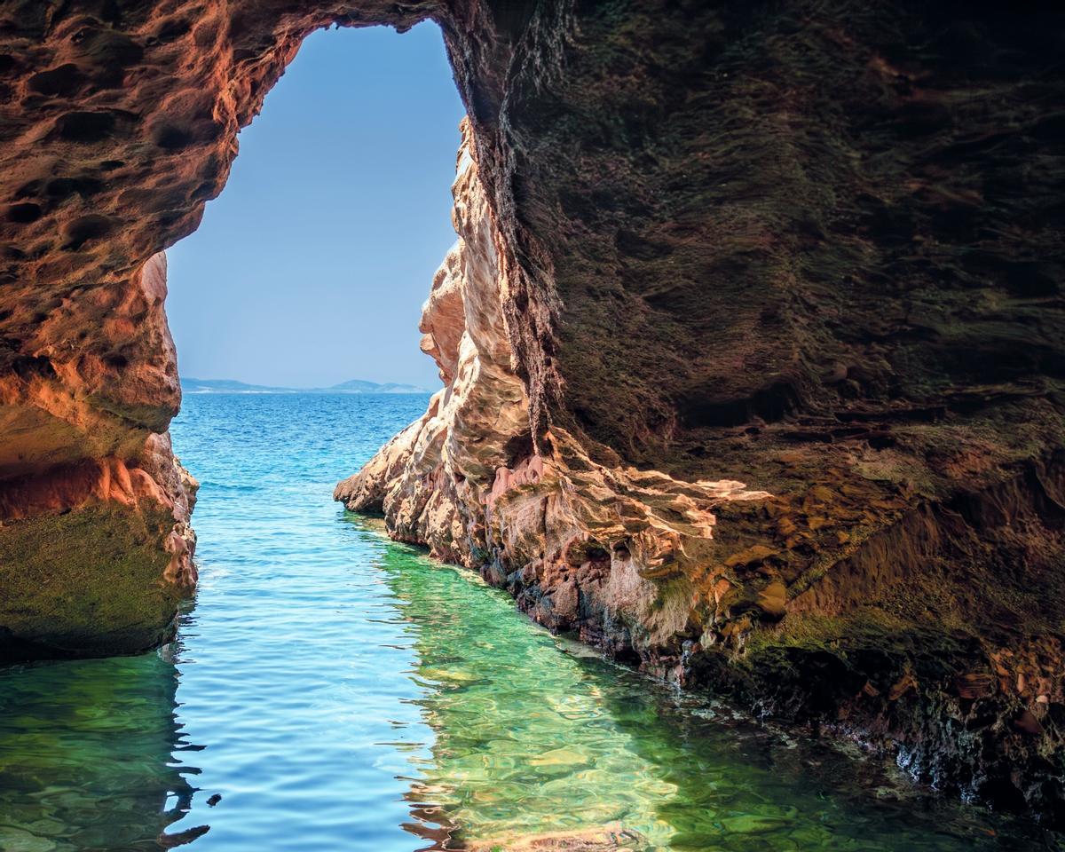 Cueva de Filoctetes,  isla de Lemnos, Grecia En esta cueva, Odiseo, por orden de Agamenón, abandonó al arquero Filoctetes cuando el hedor de una hidra incurable se hace insoportable para el resto de los soldados griegos que se dirigían hacia Troya. Para saber más: Ilíada, de Homero.