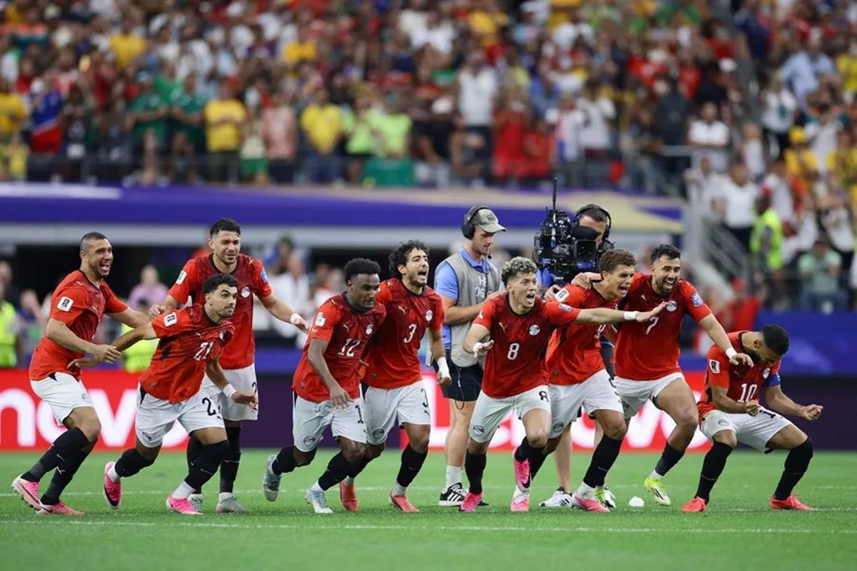 Los jugadores de Egipto celebrando el pase a octavos de final.