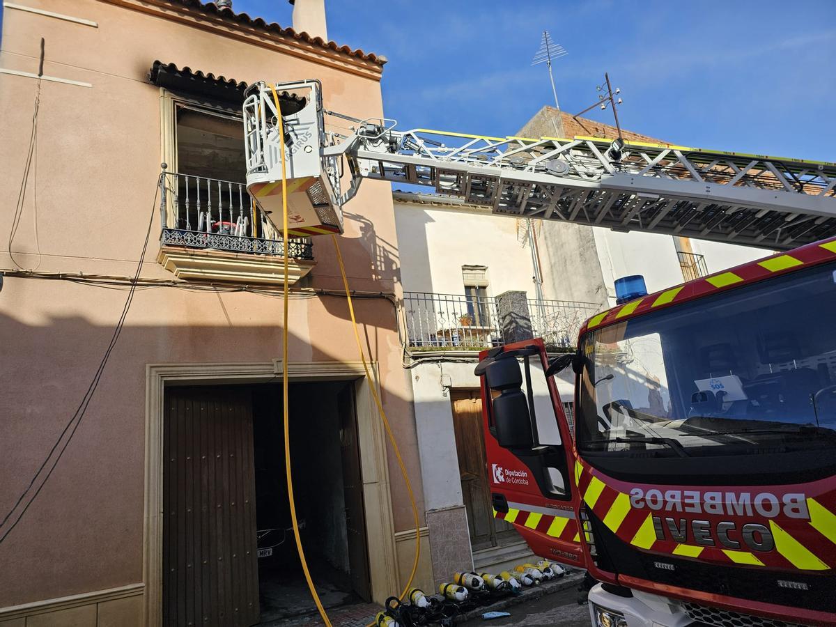 Los bomberos del Consorcio Provincial intervienen en la vivienda afectada en Belmez.