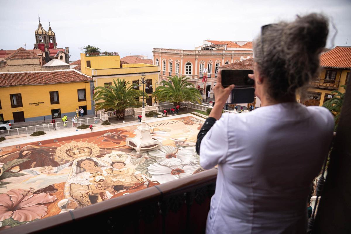 El magno tapiz de La Orotava visto desde el Ayuntamiento