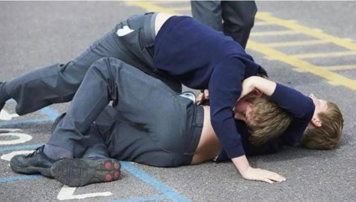 Dos menors en una baralla