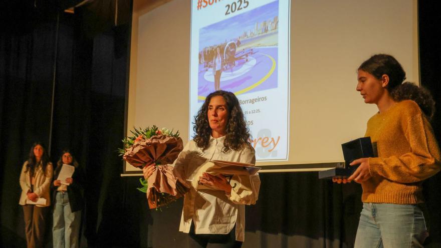 La exalumna del Asorey Mariña Álvarez recogió su premio. | Iñaki Abella