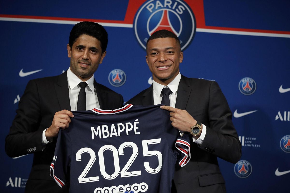 Foto de archivo del 22 de mayo de 2022, de la presentación del acuerdo de renovación entre Kylian Mbappé (d) y el presidente del París Saint-Germain, Nasser Al-Khelaifi (i). EFE/EPA/Christophe Petit Tesson. NO VENTAS ZONA EPA