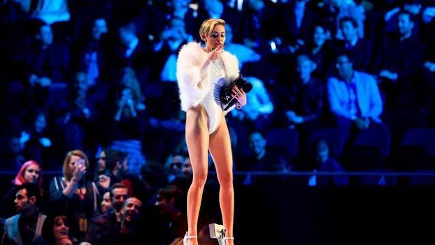 Miley Cyrus la lía en la gala de la MTV en Europa fumándose un porro en el escenario