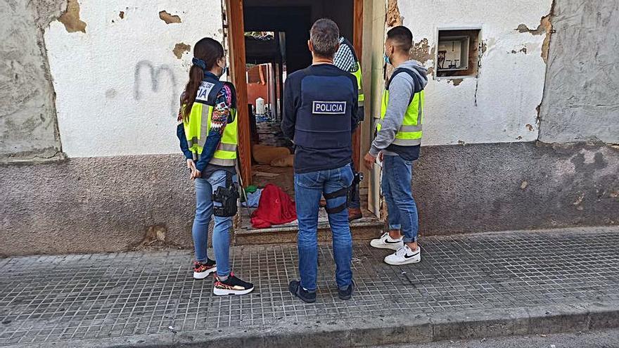 Policías, durante la intervención del pasado lunes. | 
