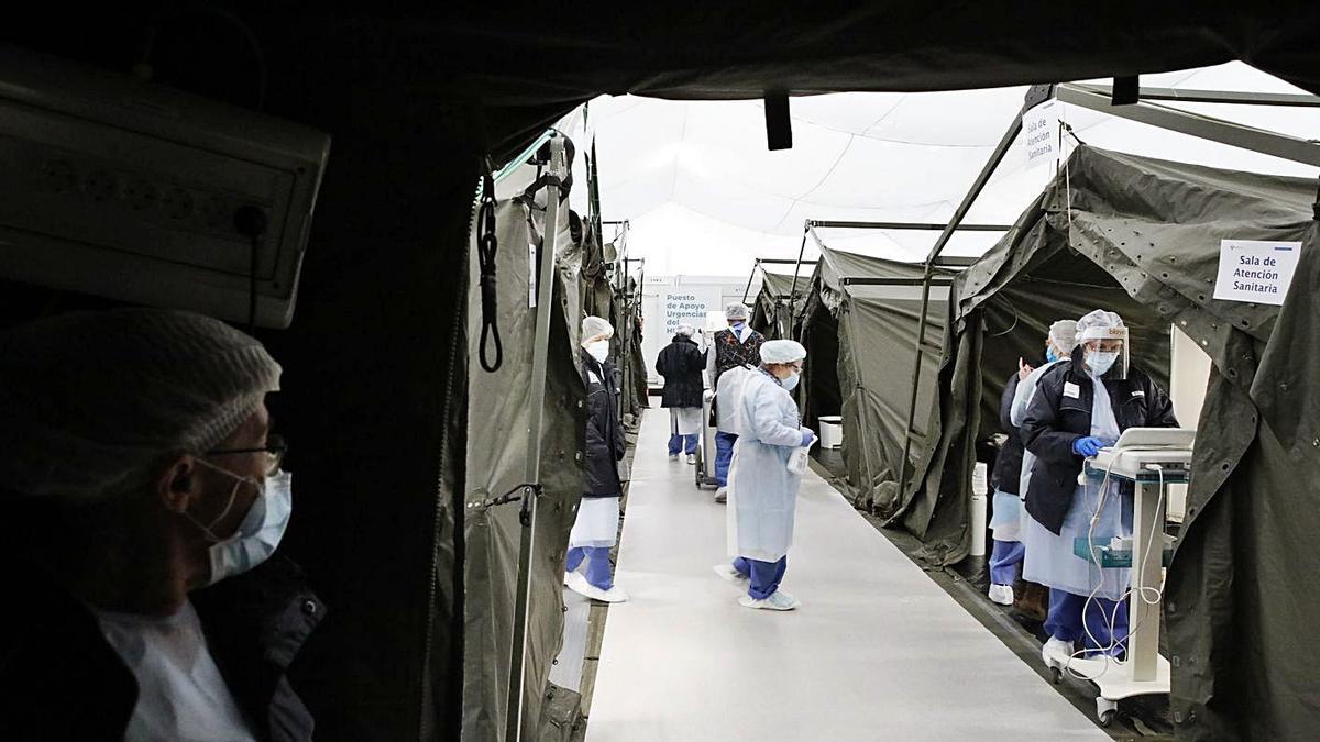 Personal sanitario trabajando, ayer, en el puesto de apoyo a Urgencias del Hospital de Cabueñes. | Á. González