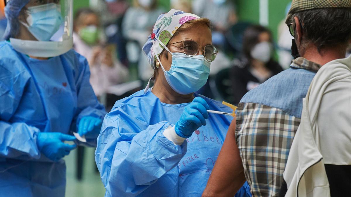 Más de mil personas se vacunan por primera vez contra el COVID, en el Polideportivo Eladio Jiménez de Ciudad Rodrigo(Salamanca).