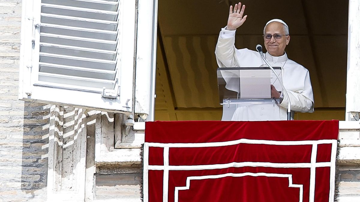 El Papa descarta "por el momento" modificar la postura de la Iglesia sobre el diaconato femenino y el colectivo LGTBIQ+