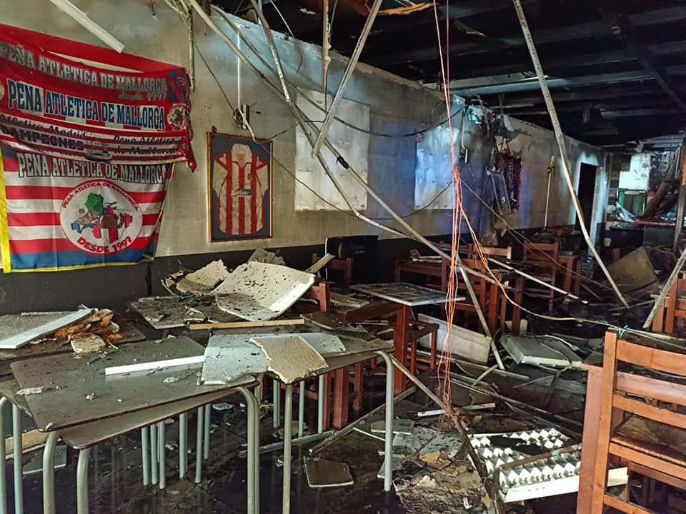 Un incendio arrasa la sede de la peña del Atlético de Madrid en Mallorca