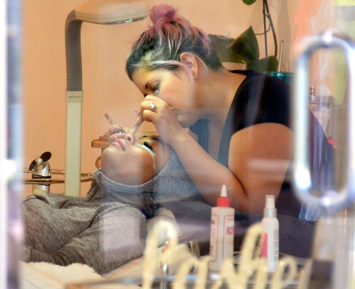 Blac Chyna poniendose extensiones de pestañas