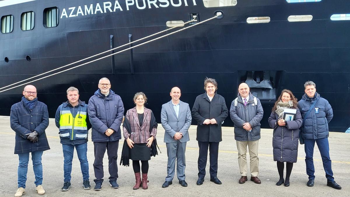 Representants institucionals i tècnics donant el tret de sortida a la temporada de creuers 2022 a la Costa Brava