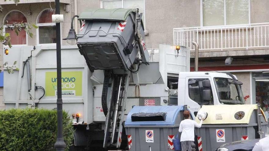 Recogida de basura por las calles de Cangas. // Santos Álvarez