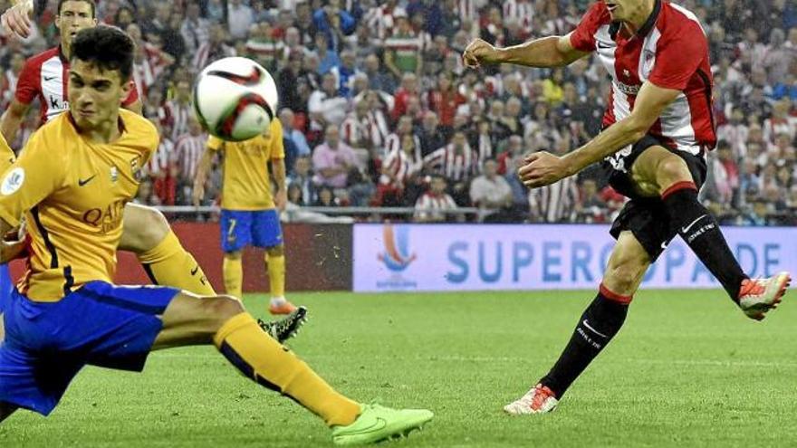 Aritz Aduriz afusella el 3-0, el segon dels tres gols que va marcar ahir el davanter centre de l&#039;Athletic