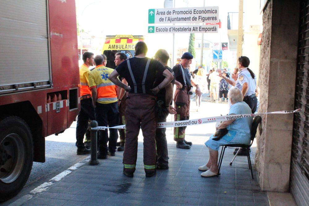 Incendi a l''avinguda Salvador Dalí de Figueres