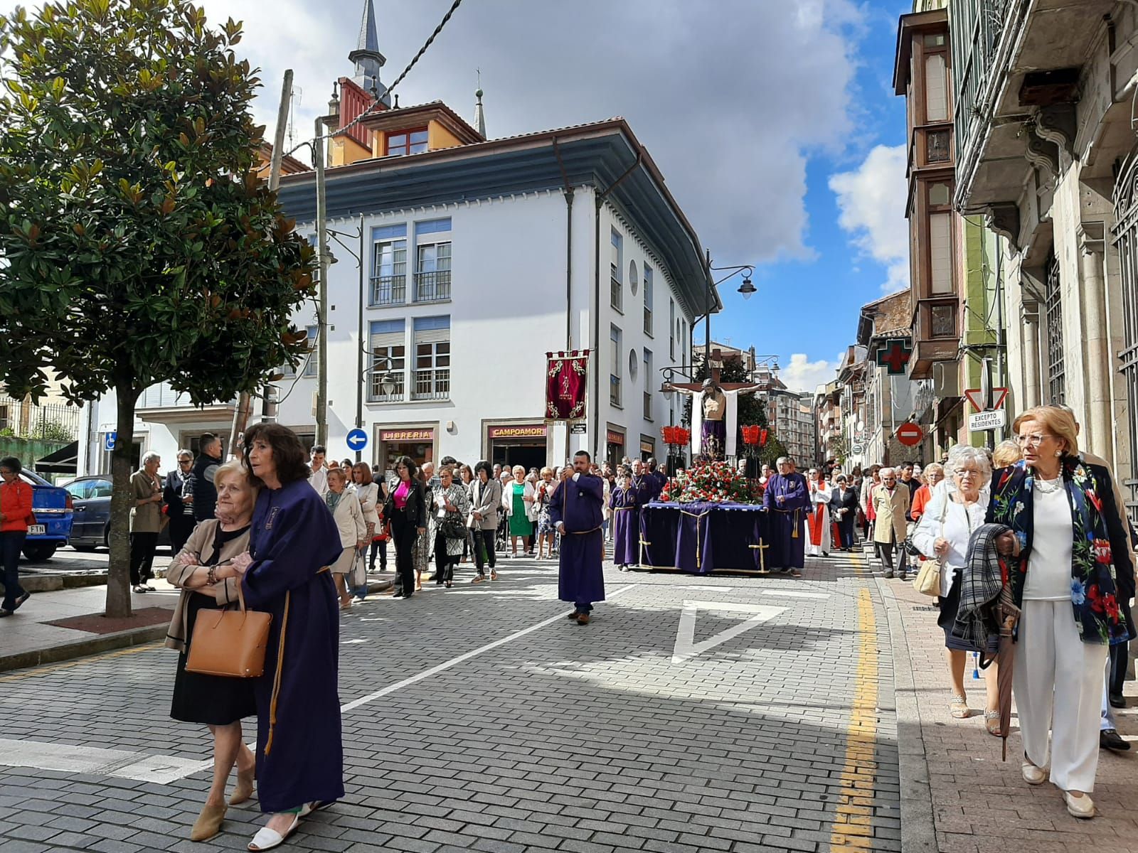 La Pola honra al Cristo de Santa Ana