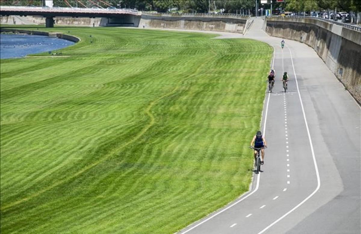 Usuarios por el carril bici que transcurre por el parque fluvial del Besòs.