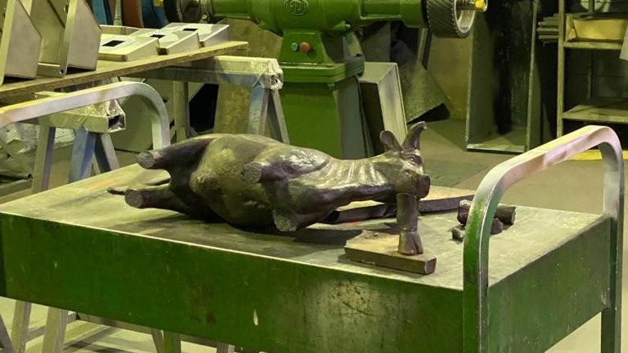 El Torico, en una &#039;mesa camilla&#039; de la empresa de artesanía de metal.