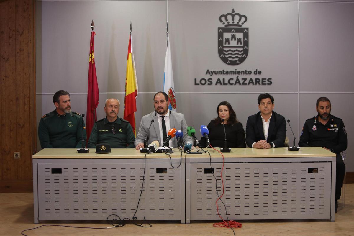 El alcalde Cervera habla en la rueda de prensa, este viernes en Los Alcázares.