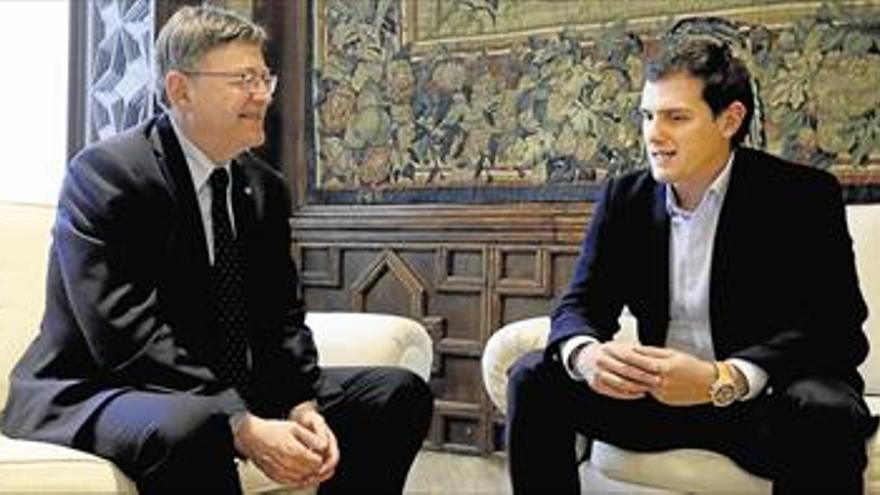 Ximo puig recibe a rivera en el palau de la generalitat