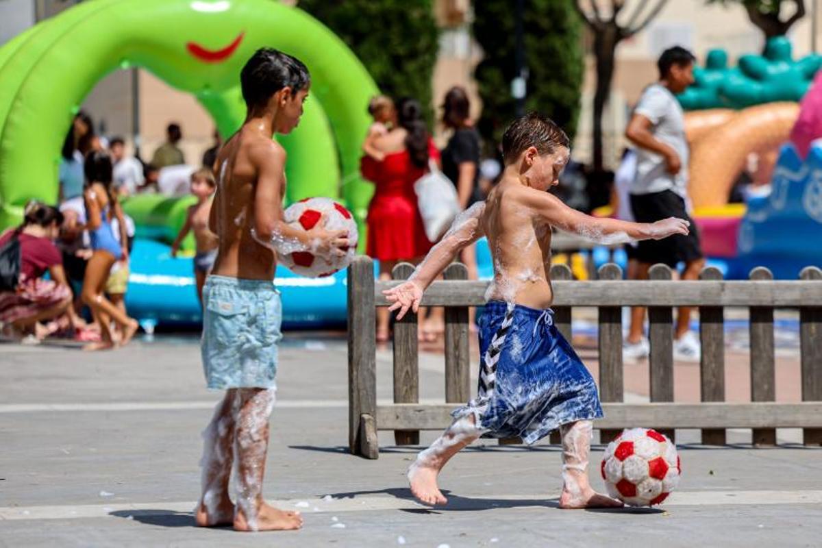 Colchonetas, fiesta de la espuma, espectáculo de magia y talleres: Todas las imágenes de la jornada de las Festes de la Terra protagonizada por los vecinos más pequeños Colchonetas, fiesta de la espuma, espectáculo de magia y talleres: Todas las imágenes de la jornada de las Festes de la Terra protagonizada por los vecinos más pequeños