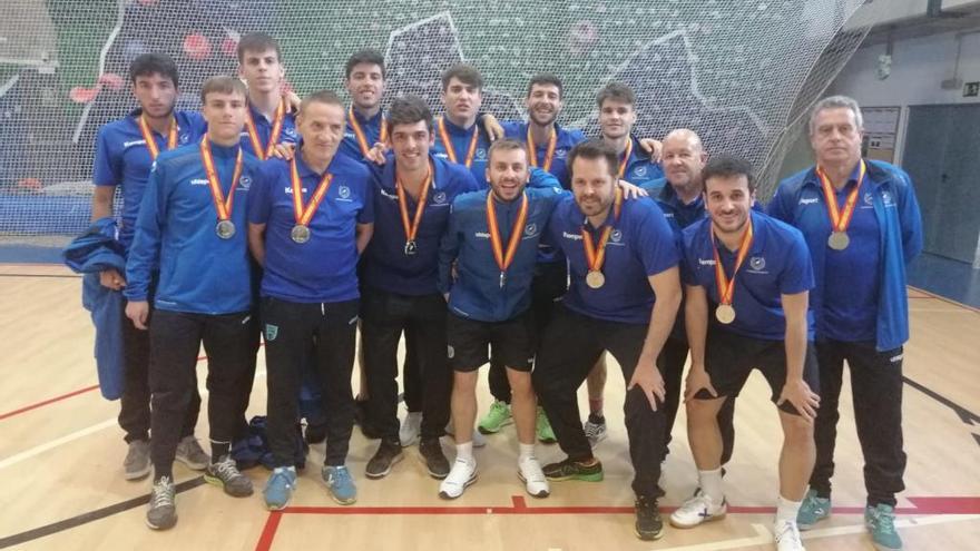 La plantilla universitaria, con la medalla de plata.