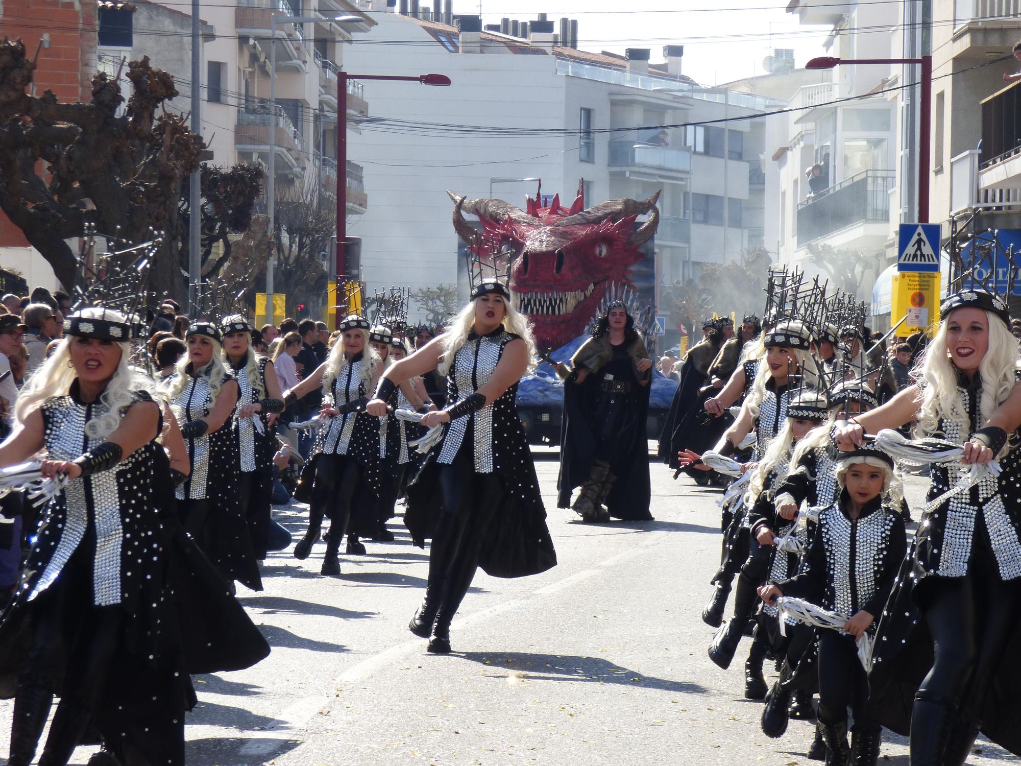 L'Escala vibra amb una rua de carnaval carregada d'imaginació