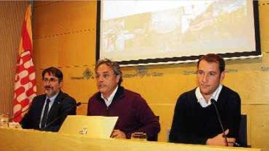 El vicerector Ramon Moreno, el regidor Carles Ribas i el responsable de l&#039;estudi, Ignasi Rodríguez-Roda.