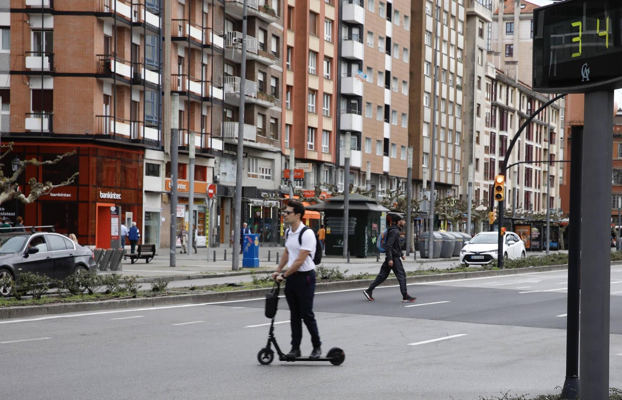 Gijón disfruta del calor primaveral (en imágenes)