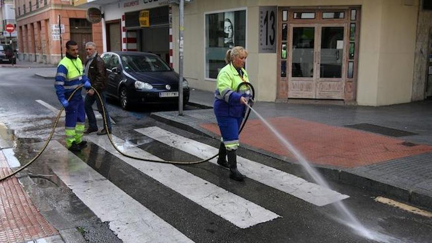 La calle Mar, de El Palo, y su entorno tendrán una red de baldeo estable