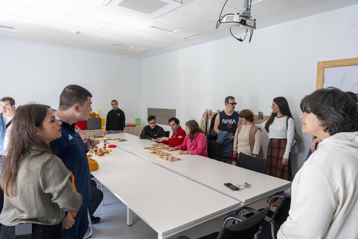 Asociaciones en la visita al Centro de Día de la Luz