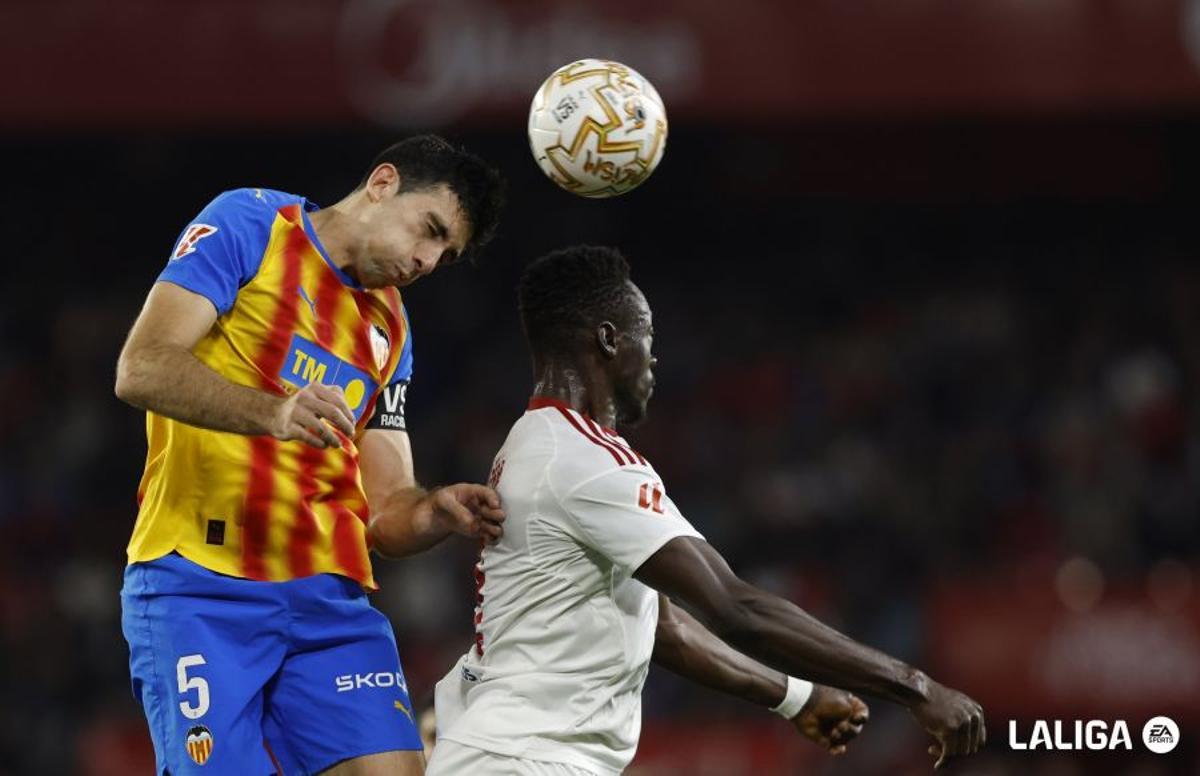 Tárrega despeja de cabeza ante Adams. Lució el brazalete de capitán tras la salida del césped de Gayà por dos golpes con Juanlu