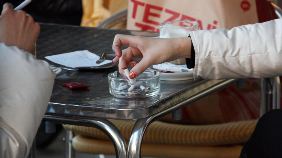 Fumadors a la terrassa d&#039;un bar en una imatge d&#039;arxiu.