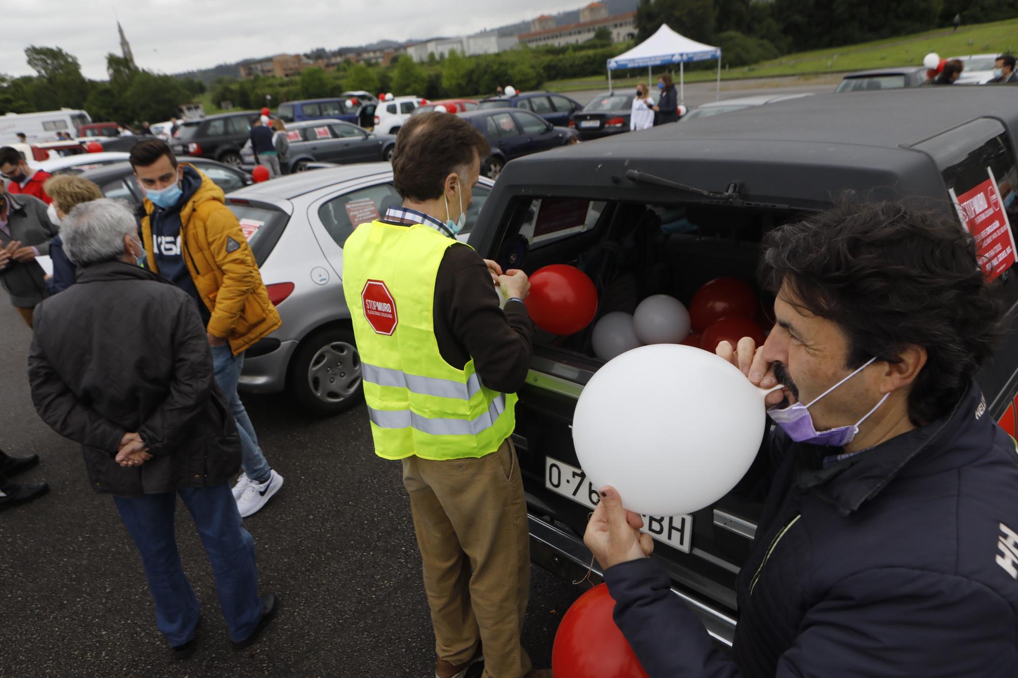 Concentración de vehículos en Gijón contra las restricciones a la movilidad