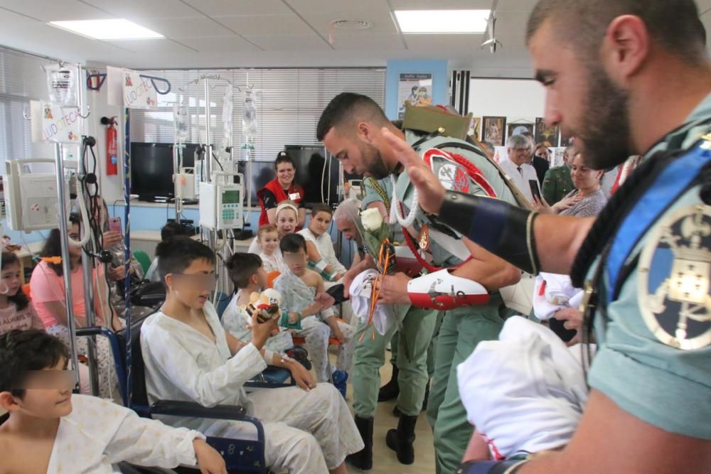 Visita de la Legión a los niños ingresados en el Hospital Materno.