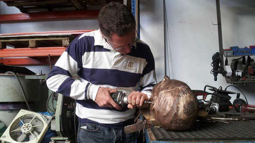 González, con el busto en su taller.