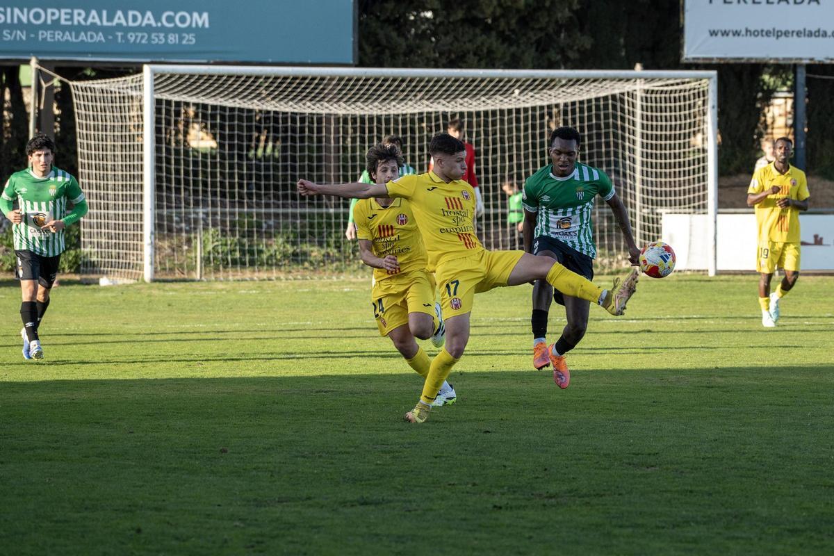 Les millors imatges de l'empat en el derbi entre el Peralada i l'Escala