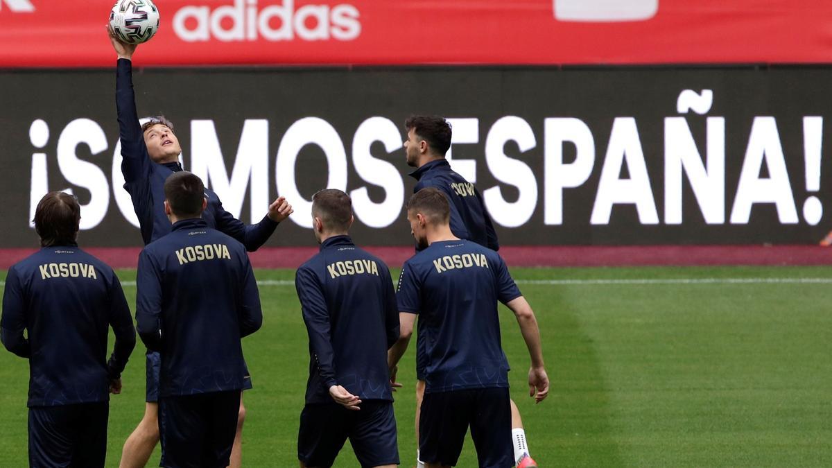 Los jugadores de Kosovo se entrena en Sevilla, el martes.