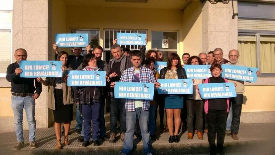 Concentración de profesores ante las puertas del instituto Ramóh Cabanillas, en Cambados.