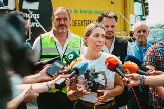 María Guardiola, en la zona del incendio de Jarilla este viernes
