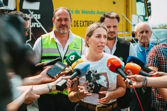 María Guardiola, en la zona del incendio de Jarilla este viernes
