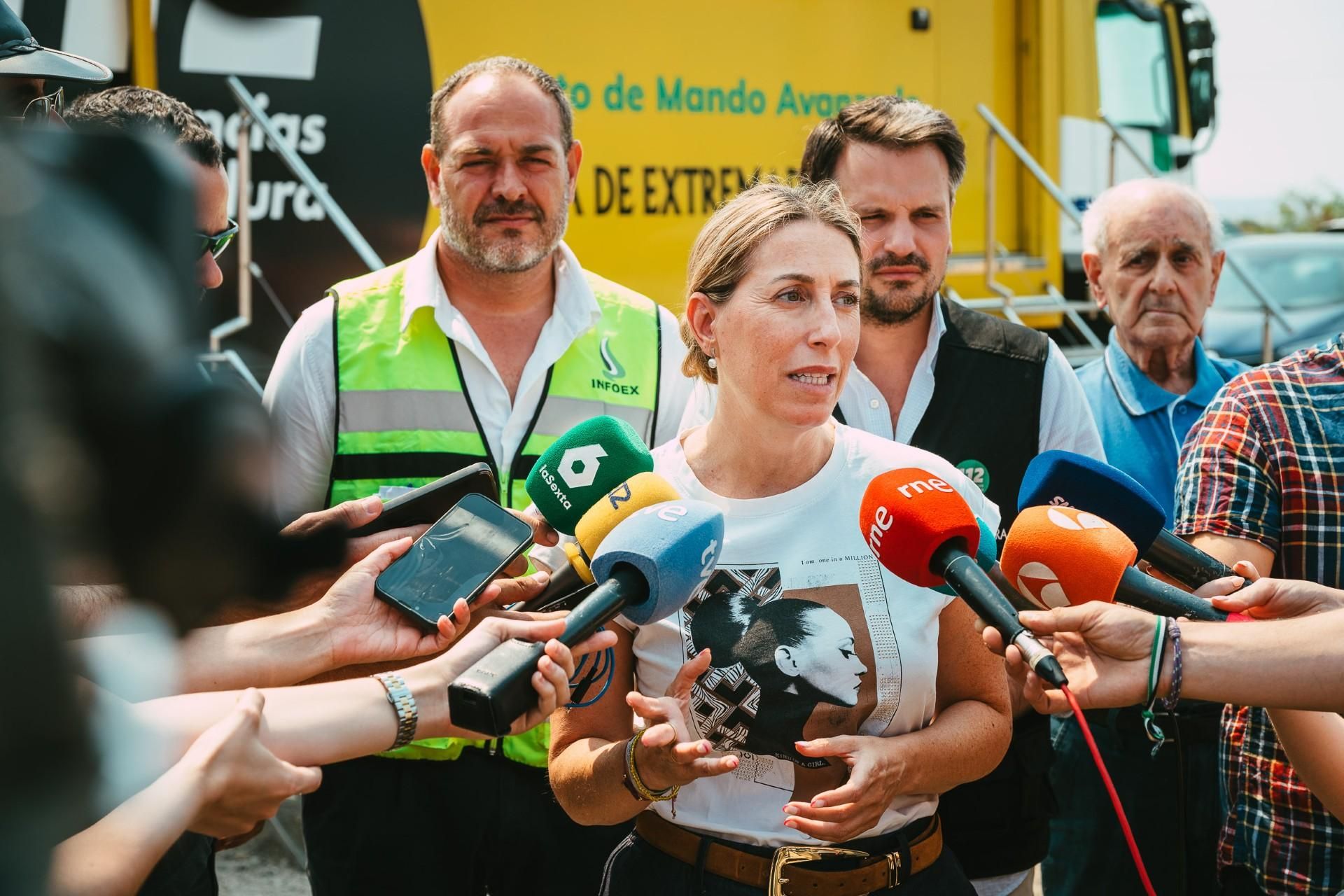 María Guardiola, en la zona del incendio de Jarilla este viernes