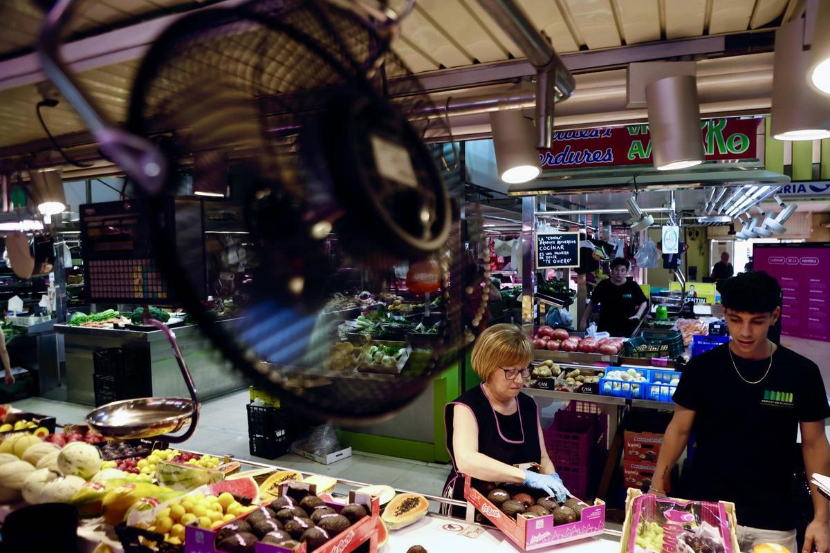 Los vendedores emplean de momento la fórmula de los ventiladores cuando aprieta el calor en Russafa