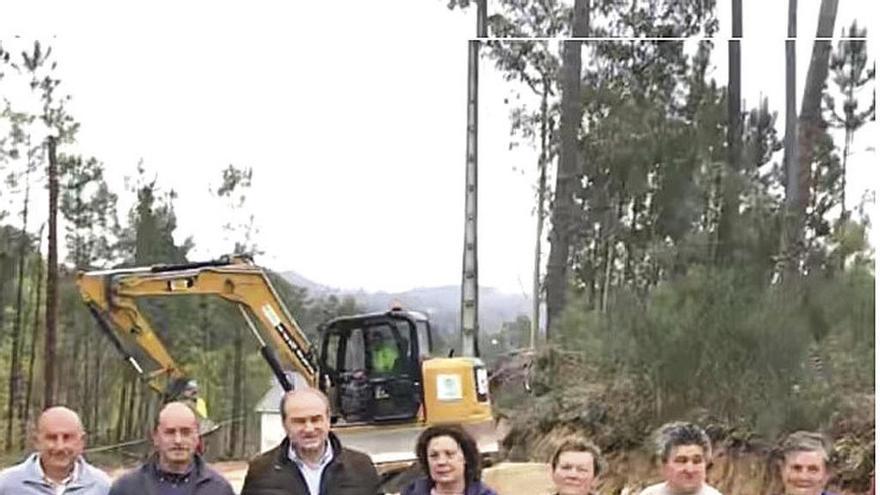 Carrera, con varios vecinos de la zona en el lugar de las obras. // D.P.