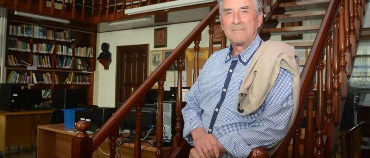 Xosé Fortes, profesor durante tres años en el instituto, posa en la biblioteca del centro. // Rafa Vázquez