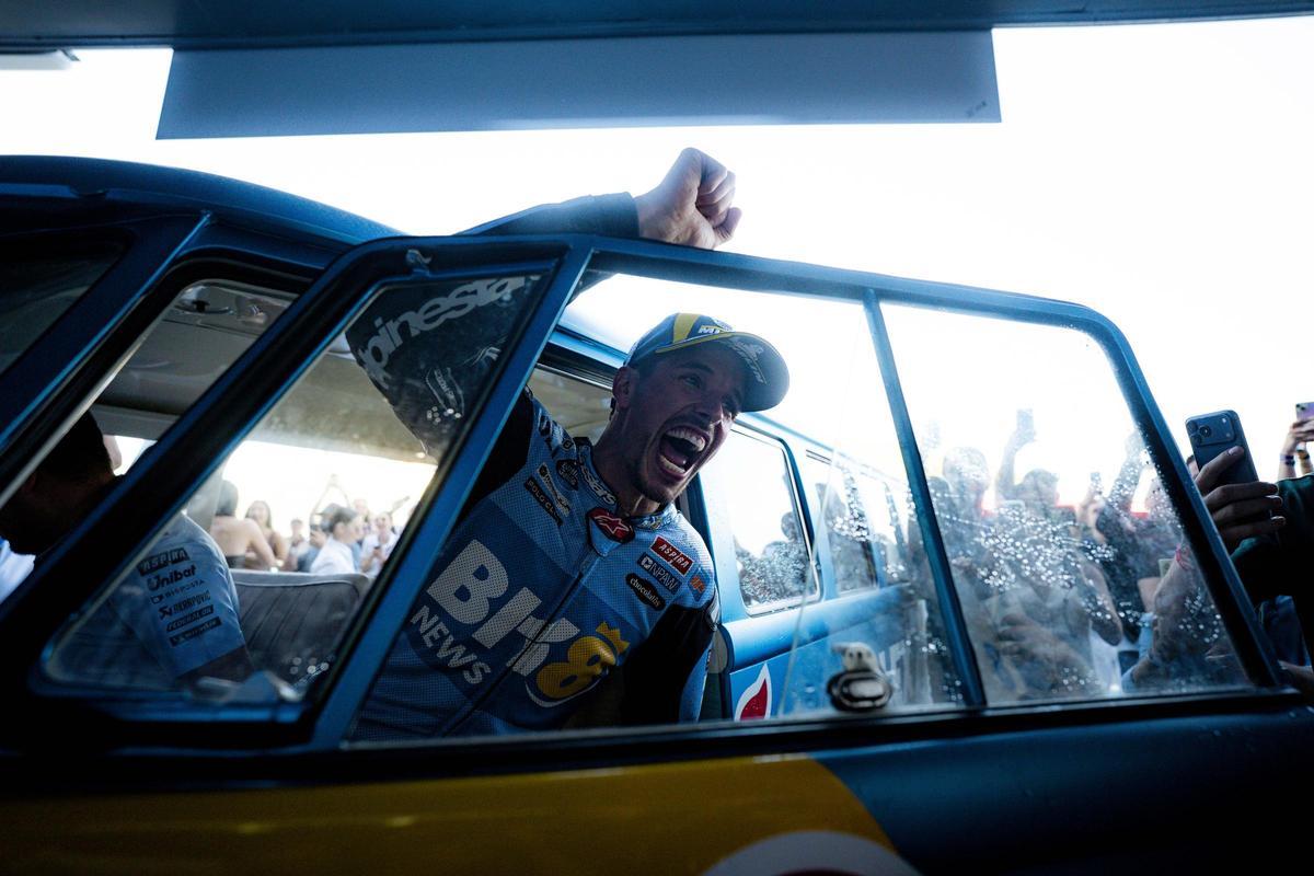 Àlex Márquez desciende, feliz, del coche que le trasladaba al podio de Jerez.