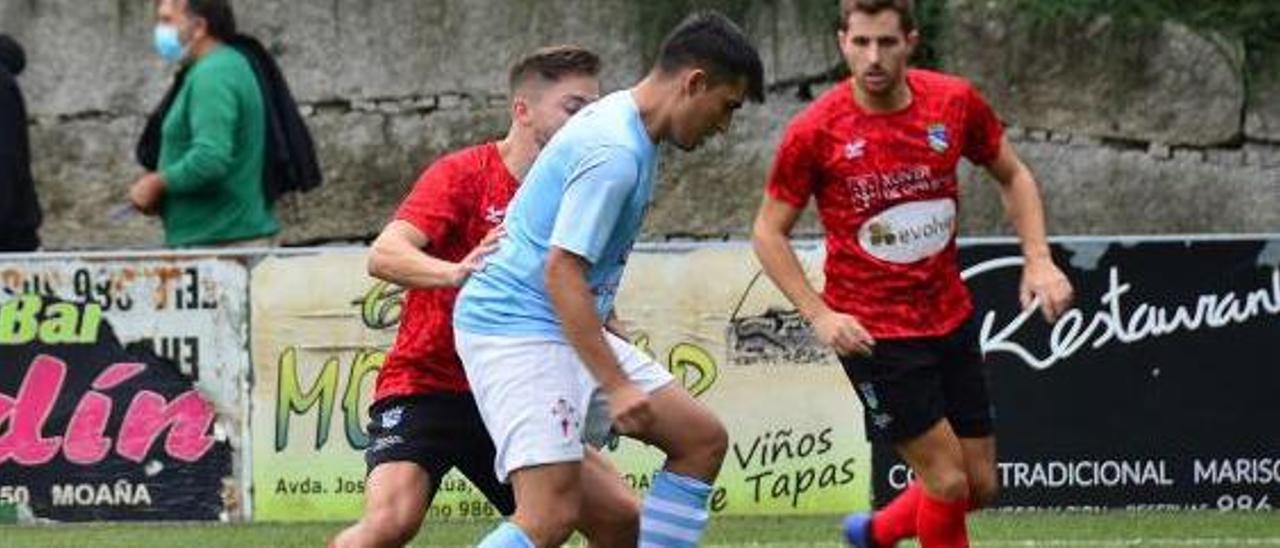 Disputa de balón en el choque contra el Valladares. | G.N.