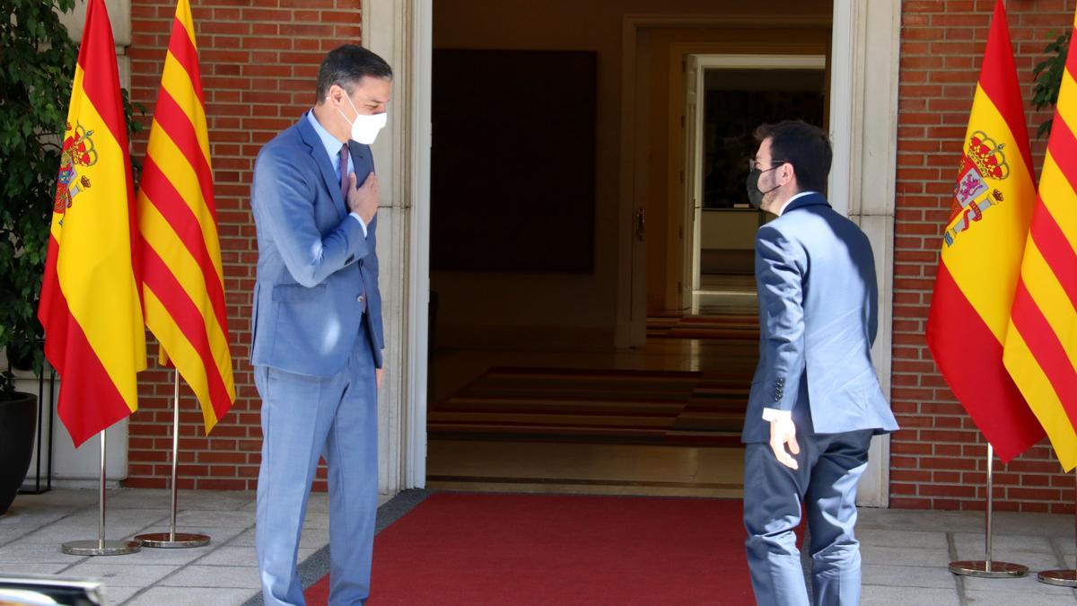 El president espanyol, Pedro Sánchez, saluda el cap del Govern, Pere Aragonès