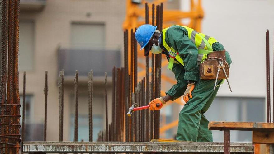 Un empleado trabaja en una construcción.