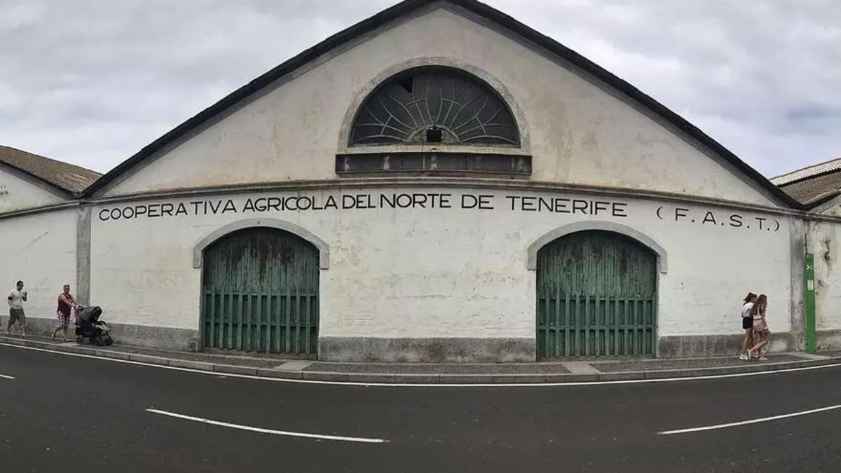 Fachada principal del antiguo empaquetado de plátanos de Garachico