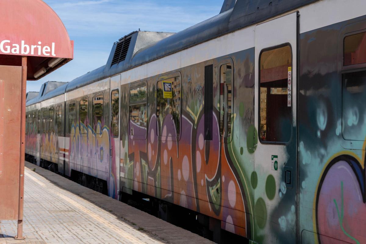 Uno de los trenes de Cercanías entre Alicante y Elche.